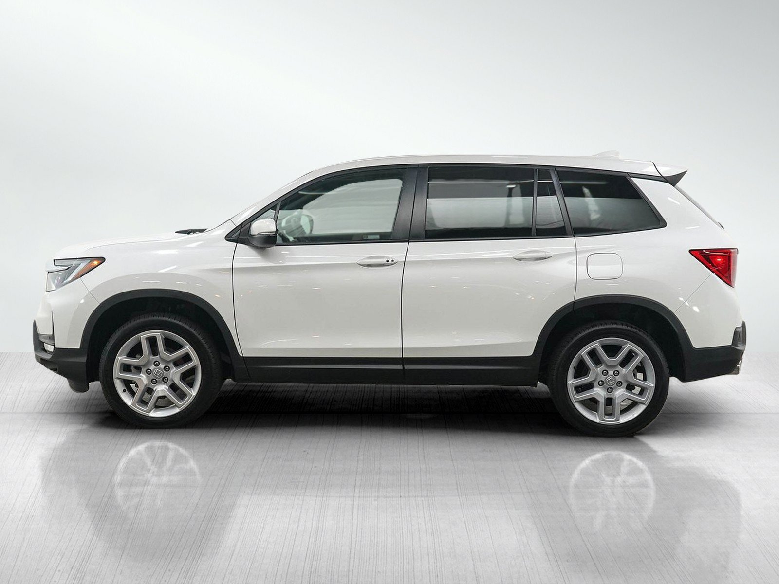 Used 2024 Honda Passport EX-L image 2