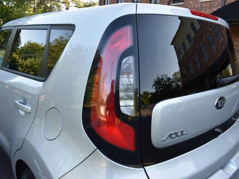Used 2017 Kia Soul + FWD image 34