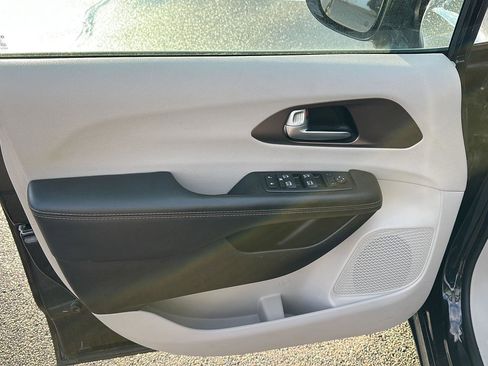 Used 2017 Chrysler Pacifica Touring-L Plus w/ Advanced Safetytec Group image 17