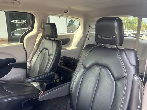 Used 2023 Chrysler Pacifica Touring-L image 4