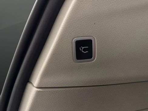 Used 2023 Chrysler Pacifica Limited w/ Uconnect Theater Family Group image 18