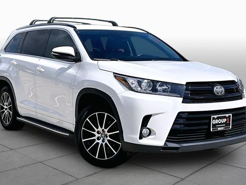 Used 2018 Toyota Highlander SE FWD image 3