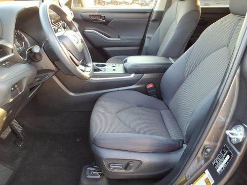 Used 2023 Toyota Highlander L FWD image 5