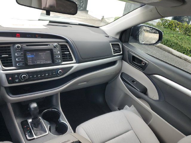 Used 2019 Toyota Highlander LE FWD image 15