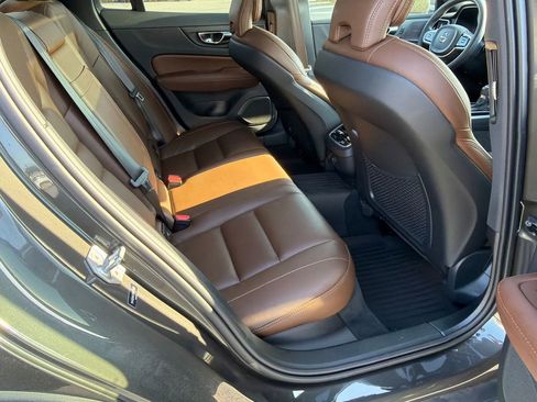 Used 2021 Volvo V60 T5 Cross Country w/ Lounge Package image 15