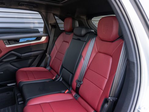 Used 2025 Porsche Cayenne AWD/4WD image 27