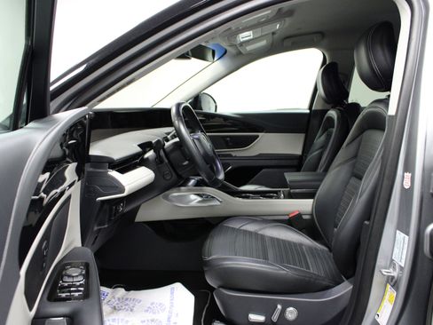 Used 2024 Lincoln Nautilus Reserve image 12