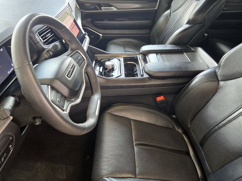 Used 2024 Jeep Wagoneer L Series II RWD image 9
