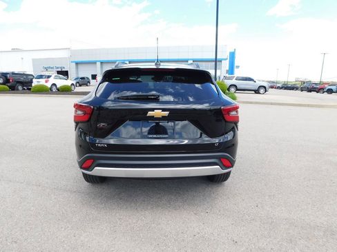 Used 2025 Chevrolet Trax LT w/ LT Convenience Package FWD image 4