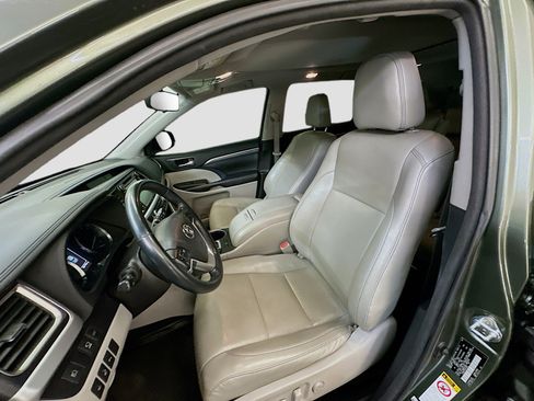 Used 2017 Toyota Highlander Limited Platinum AWD/4WD image 13