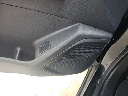 Used 2025 Chevrolet Traverse LT image 30