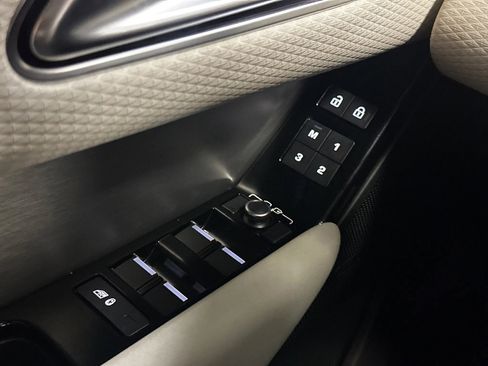 Used 2023 Land Rover Range Rover Velar R-Dynamic S image 32