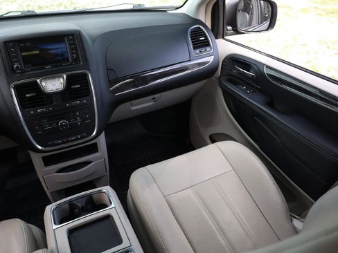 Used 2013 Chrysler Town & Country Touring FWD image 22