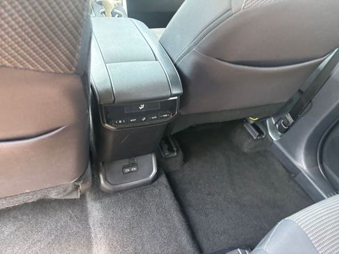 Used 2025 Toyota Highlander LE FWD image 25