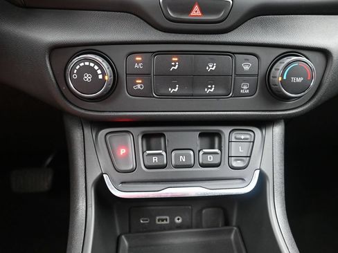 Used 2021 GMC Terrain SLE FWD image 17