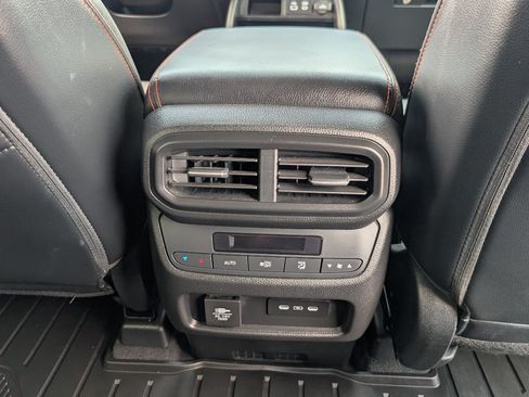 Used 2025 Honda Pilot TrailSport image 8
