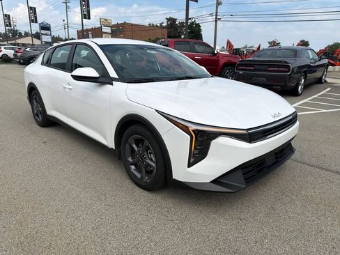 Certified 2025 Kia K4 FWD image 1