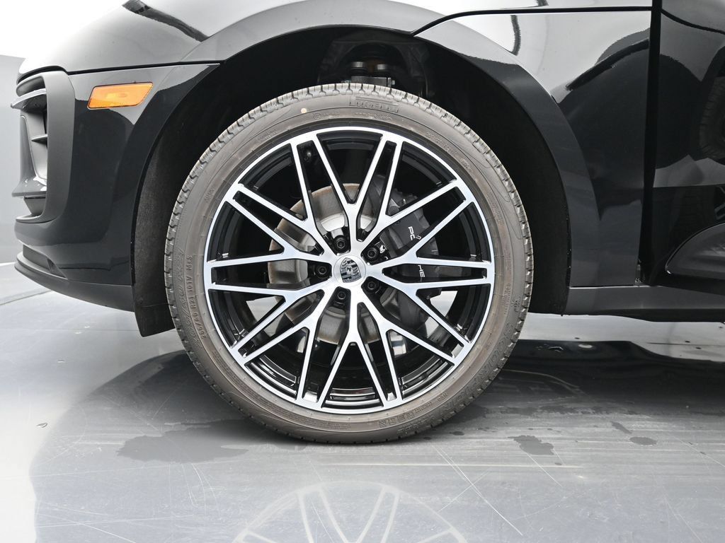 Certified 2026 Porsche Macan AWD/4WD image 6