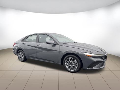 Used 2024 Hyundai Elantra SEL image 1