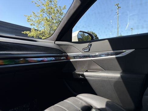 Used 2023 BMW 760i xDrive AWD/4WD image 49