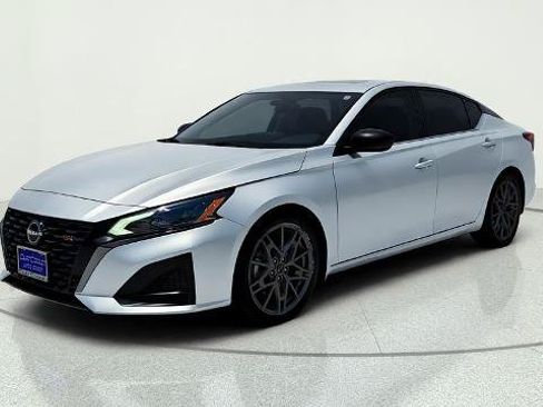 Used 2023 Nissan Altima 2.0 SR FWD image 3