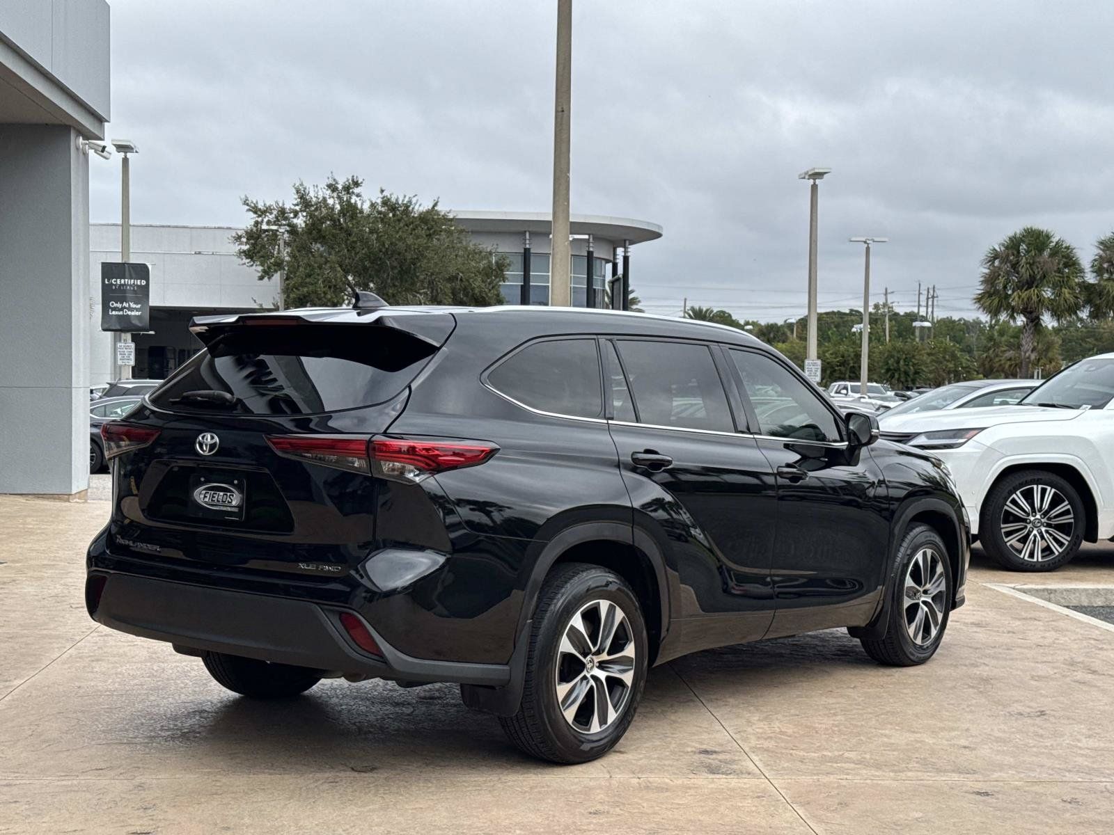 Used 2021 Toyota Highlander XLE AWD/4WD image 3