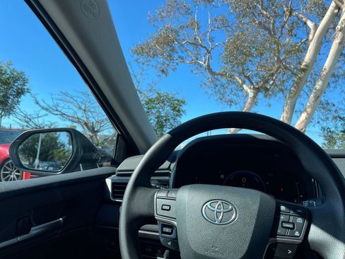 Used 2025 Toyota Camry LE image 34