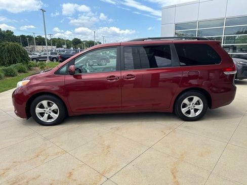 Used 2014 Toyota Sienna LE FWD image 4