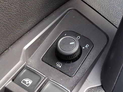 Used 2018 Volkswagen Tiguan SE image 31