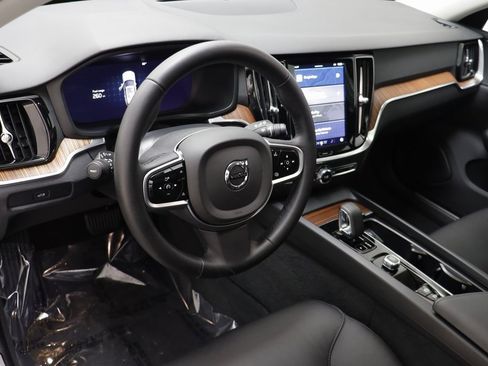 Used 2025 Volvo V60 B5 Cross Country Plus image 6