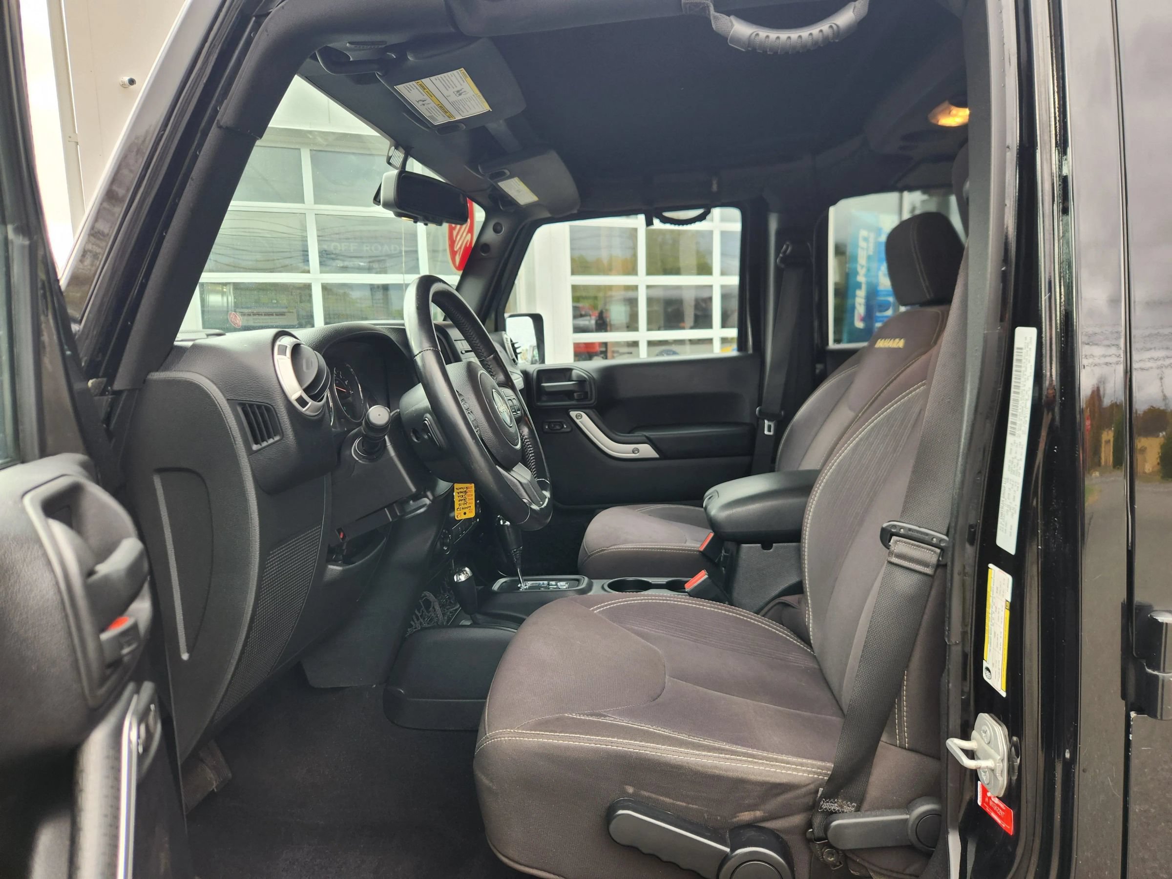 Used 2015 Jeep Wrangler Unlimited Sahara w/ Connectivity Group AWD/4WD image 25