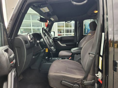 Used 2015 Jeep Wrangler Unlimited Sahara w/ Connectivity Group AWD/4WD image 25