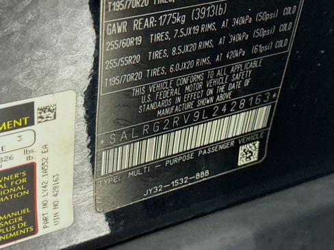 Used 2020 Land Rover Discovery SE image 40