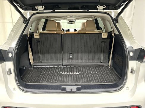 Used 2021 Toyota Highlander XLE AWD/4WD image 24