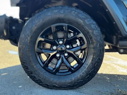 Used 2023 Jeep Gladiator Sport S image 3