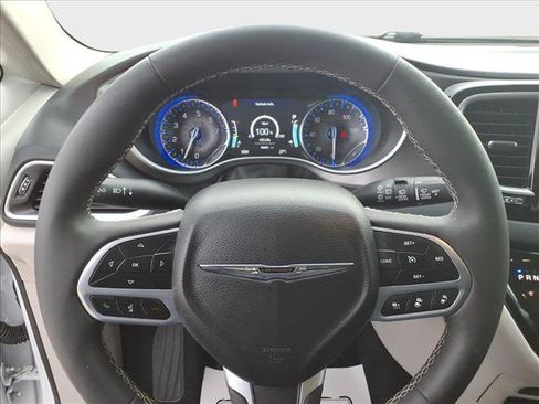 Used 2024 Chrysler Pacifica Touring-L FWD image 23