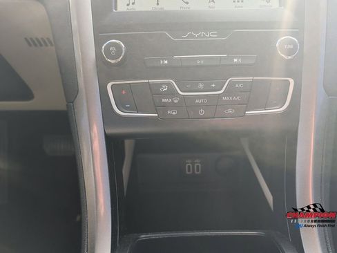 Used 2019 Ford Fusion SE FWD image 20