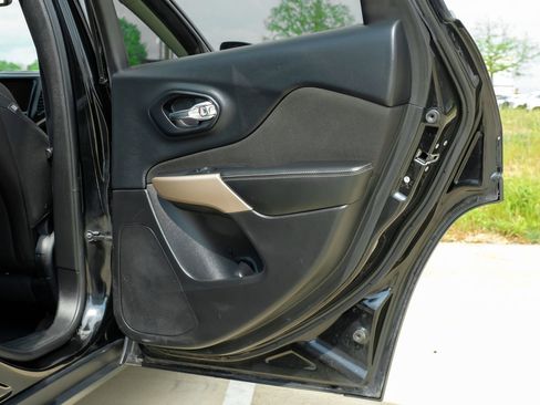 Used 2017 Jeep Cherokee Latitude w/ Safety/Convenience Group image 46