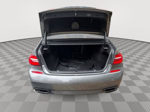 Used 2017 BMW 750i RWD image 21