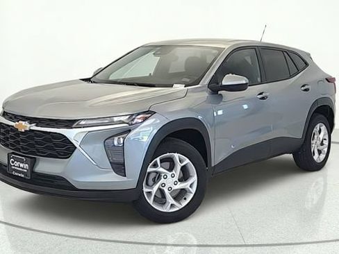 Used 2024 Chevrolet Trax LS w/ LS Convenience Package FWD image 1