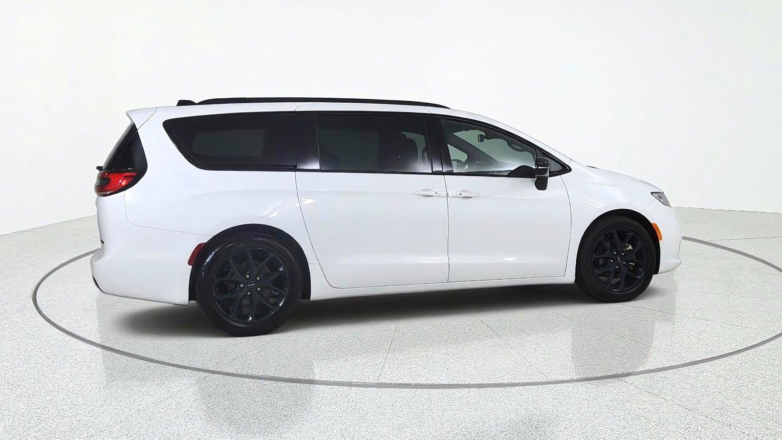 Used 2025 Chrysler Pacifica Limited FWD image 7