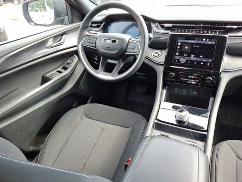 Used 2024 Jeep Grand Cherokee Laredo image 14