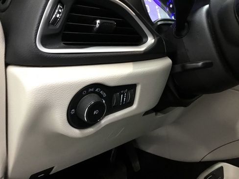 Used 2023 Chrysler Pacifica Touring-L image 9