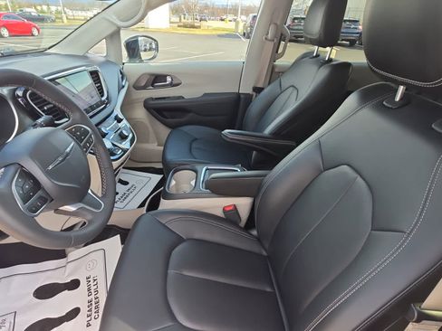 Used 2024 Chrysler Pacifica Touring-L image 24