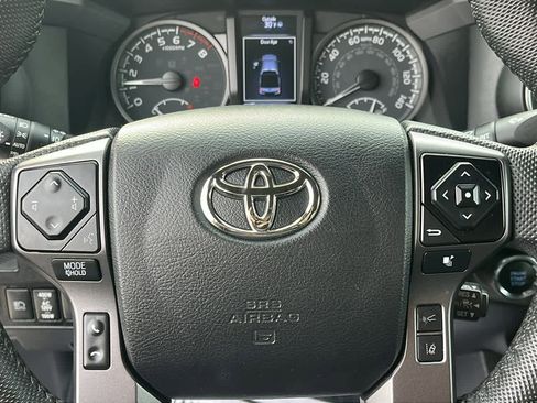 Used 2022 Toyota Tacoma TRD Off-Road image 11
