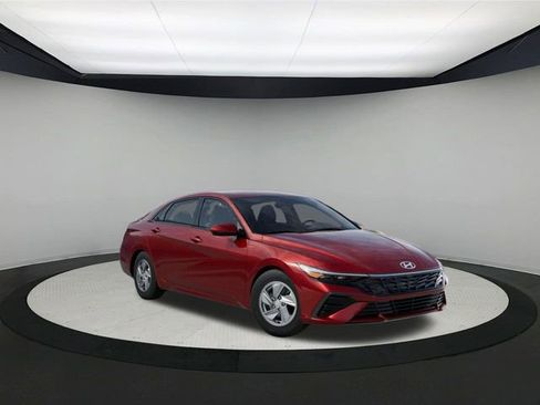 New 2025 Hyundai Elantra SE image 3