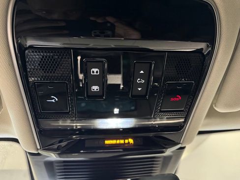 Used 2025 Land Rover Range Rover SE AWD/4WD image 24