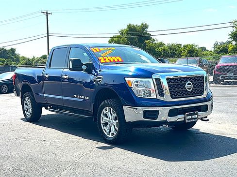 Used 2017 Nissan Titan SV w/ Heavy Duty GAWR Package AWD/4WD image 10