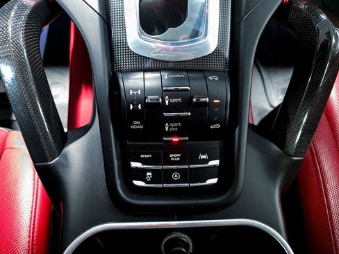 Used 2015 Porsche Cayenne Turbo image 29