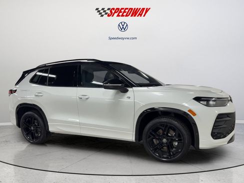 New 2026 Volkswagen Tiguan SE R-Line AWD/4WD image 3